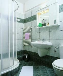 Charles Appartement Hotel - Delux Badezimmer - Charles Appartement Hotel Budapest, in der Nähe der Budaer Burg 