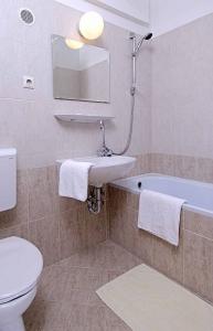 Standard Badezimmer - Budapest Hotel Charles  5 Minuten von der Innenstadt  - Charles Appartement Hotel Budapest, in der Nähe der Budaer Burg 
