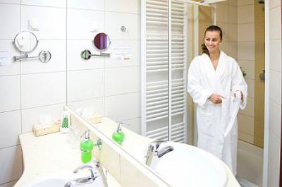 Airport Hotel Budapest 4* schönes Badezimmer - ✔️ Airport Hotel Budapest**** - Günstiges Hotel mit kostenlosem Transport vom Flughafen