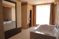 Apollo Thermal Hotel - Hotelzimmer mit Sauna und Hydromassage-Badewanne in Hajduszoboszlo