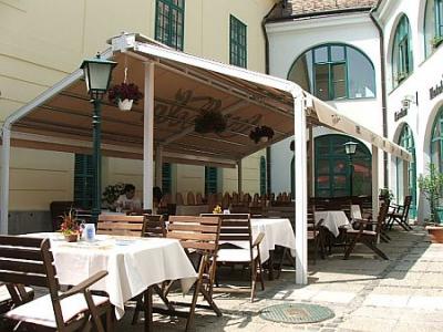 Stimmungsvolle Terrasse im Hotel Arany Griff in Papa - ✔️ Hotel Arany Griff Papa - Dreisternehotel mit günstigen Preisen in Papa in der Nähe von Schlossgartenbad 