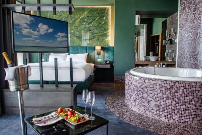 Hotelzimmer mit Whirlpool für ein romantisches Wochenende im Siofok - Azúr Prémium Hotel***** Siófok - neues Wellnesshotel mit Ausblick auf den Plattensee