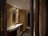 Afrikanisch gestylter moderner Badezimmer im Hotel Bambara in Felsotarkany, im Bükk Gebirge in Ungarn