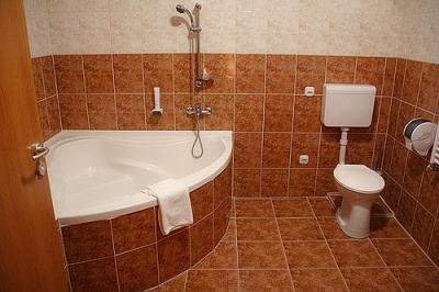 Badezimmer mit Eck-Badewanne in Canada Hotel Budapest - billige Unterkunft in der Nähe der M5 Autobahn - Canada Hotel Budapest - 3-Sterne Canada Hotel Budapest auf der Soroksari Straße mit Einführungspreis