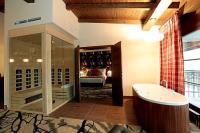 Suite mit Jacuzzi und Sauna im Cascade Hotel in Demjen für die sich nach Luxus sehnenden Gäste