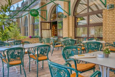 Budapest - Grand Hotel Margitsziget - Terrasse des beliebten eleganten Hotels auf der Margareteninsel, in Budapest, Ungarn - ✔️ ENSANA Grand Hotel Margitsziget**** Budapest - Billige Hotel in Margitsziget Budapest, Ungarn