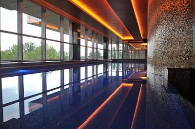 Sheraton Hotel Kecskemet, Schwimmbecken - Wellnesswochenende in Kecskemet, Ungarn in einer luxuriöse Umgebung - ✔️ Sheraton Hotel**** Kecskemet - Four Points by Sheraton Kecskemet Hotel zum günstigen Preis