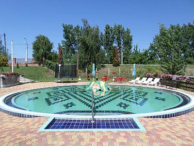 Fûzfa Hotel und Erholungspark Poroszló – Becken mit Thermalwasser am Theiß-See (Tisza-tó) - ✔️ Fűzfa Pihenőpark Poroszló - Fûzfa befindet sich in Poroszló