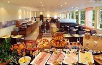 Gesundes und reiches Buffet-Frühstück wird täglich im Restaurant des Hotels angeboten Gesundes und reiches Buffet-Frühstück wird täglich im Restaurant des Hotels angeboten