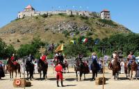 Ritterspiele in der Nähe von der Burg in Sümeg und von dem Hotel Kapitany