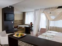 Luxzimmer mit Himmelbett, Jacuzzi und Panoramablick im Hotel Ozon